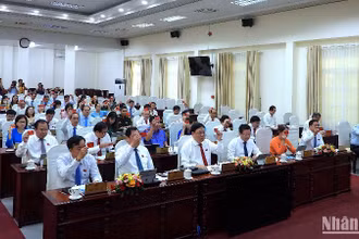 Hội đồng nhân dân tỉnh Cà Mau biểu quyết thông qua 4 nghị quyết phục vụ giải quyết những vấn đề cấp bách tại địa phương.