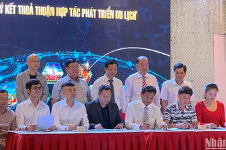 Ký kết hợp tác chiến lược giữa các doanh nghiệp lữ hành, kinh doanh du lịch tại hội nghị chuyên đề về phát triển du lịch Cà Mau.