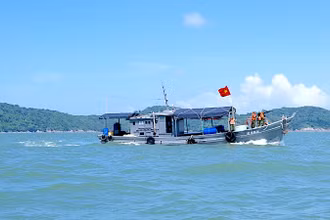 Bộ đội Biên phòng Cà Mau thường xuyên tổ chức tuần tra, cứu hộ ngư dân gặp nạn trong quá trình khai thác biển. (Ảnh: LÊ KHOA)
