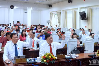 Hội đồng nhân dân tỉnh Cà Mau biểu quyết thông qua 12 nghị quyết tại kỳ họp chuyên đề chiều 21/2.