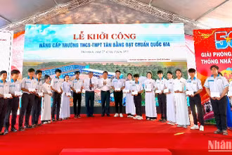 Trao học bổng tặng học sinh vượt khó, vươn lên trong học tập tại xã Tân Bằng.