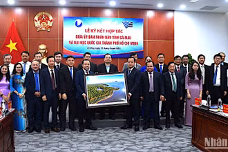 Lãnh đạo tỉnh Cà Mau tặng quà và chụp ảnh lưu niệm với đại diện Đại học Quốc gia Thành phố Hồ Chí Minh tại lễ ký kết.