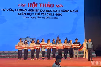 Trao hỗ trợ học bổng cho các em học sinh đăng ký du học tại hội thảo. 