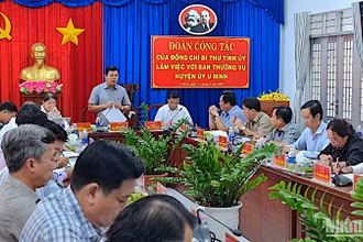Bí thư Tỉnh ủy Cà Mau Nguyễn Tiến Hải (đứng) chỉ đạo tại buổi làm việc với Ban Thường vụ Huyện ủy U Minh vào chiều 31/5. 