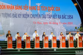Nghi thức khánh thành Công trình Cụm tượng đài Chuyến tàu tập kết ra Bắc năm 1954 tại bờ Nam Sông Đốc vào tối 16/11. 