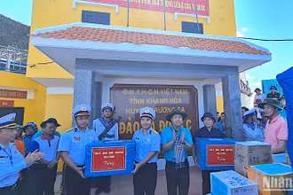 Bí thư Tỉnh ủy Cà Mau (quàng khăn) tặng quà cho lực lượng làm nhiệm vụ trên đảo Đá Đông C.