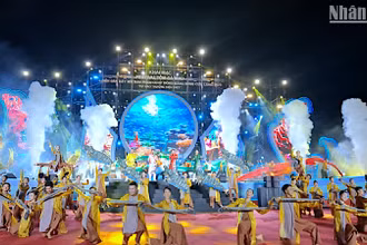Văn nghệ chào mừng Festival tôm Cà Mau và Diễn đàn kết nối sản phẩm OCOP đồng bằng sông Cửu Long - 2023 vào tối 10/12.