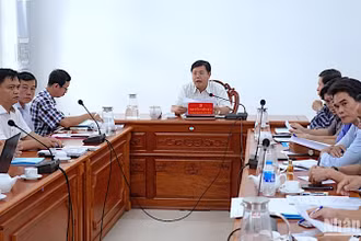 Bí thư Tỉnh ủy Cà Mau Nguyễn Tiến Hải (trên cùng) tổ chức đối thoại, tiếp công dân liên quan đến đất đai vào sáng 19/10. 