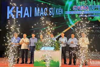 Đại biểu thực hiện nghi thức khởi động hoạt động CamaUP’24.