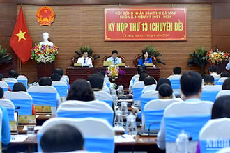 Kỳ họp thứ 13 của Hội đồng nhân dân tỉnh Cà Mau thông qua 5 nghị quyết cá biệt mang tính cấp bách phục vụ cho phát triển kinh tế-xã hội tại địa phương.