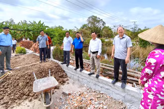 Lãnh đạo tỉnh Cà Mau kiểm tra tiến độ xóa nhà tạm, nhà dột nát trên địa bàn thành phố Cà Mau.