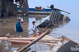 Hiện trường vụ sạt lở đất ven sông xảy ra tại xã Hàng Vịnh (huyện Năm Căn, tỉnh Cà Mau) vào khuya 5/7. 