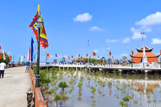 Khu du lịch Mũi Cà Mau (huyện Ngọc Hiển, tỉnh Cà Mau) thu hút đông đảo khách thập phương trong dịp Lễ 30/4. 
