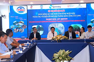 Các đại biểu thảo luận giải pháp nhân rộng quy mô nuôi tôm dưới tán rừng ngập mặn thích ứng với biến đổi khí hậu. 
