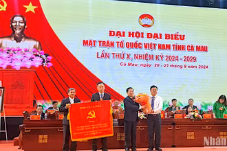 Lãnh đạo Tỉnh ủy Cà Mau tặng bức trướng mừng Đại hội và nhận hoa cảm ơn từ Đại hội đại biểu Mặt trận Tổ quốc Việt Nam tỉnh Cà Mau.