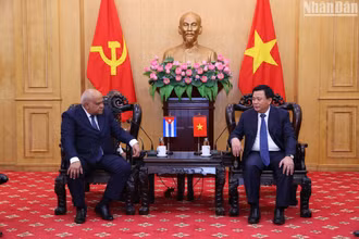 Đồng chí Nguyễn Xuân Thắng, Ủy viên Bộ Chính trị, Giám đốc Học viện Chính trị quốc gia Hồ Chí Minh, Chủ tịch Hội đồng Lý luận Trung ương tiếp ngài Orlando Nicolas Hernandez Guillen, Đại sứ Cuba tại Việt Nam.