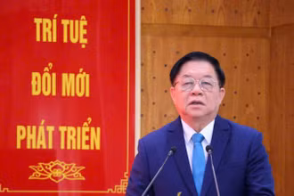 Đồng chí Nguyễn Trọng Nghĩa, Ủy viên Bộ Chính trị, Bí thư Trung ương Đảng, Trưởng Ban Tuyên giáo và Dân vận Trung ương phát biểu ý kiến tại buổi làm việc với Nhà xuất bản Chính trị quốc gia Sự thật.