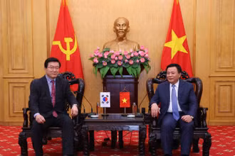 Đồng chí Nguyễn Xuân Thắng, Ủy viên Bộ Chính trị, Giám đốc Học viện Chính trị quốc gia Hồ Chí Minh, Chủ tịch Hội đồng Lý luận Trung ương tiếp và làm việc với Giáo sư Young-Sup Joo, Chủ tịch Hội đồng Khoa học và Công nghệ Hàn Quốc, Chủ tịch Hiệp hội Đổi mới sáng tạo Kỹ thuật số Hàn Quốc.