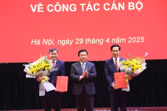 Đồng chí Nguyễn Xuân Thắng, Ủy viên Bộ Chính trị, Giám đốc Học viện Chính trị quốc gia Hồ Chí Minh, Chủ tịch Hội đồng Lý luận Trung ương trao quyết định của Ban Bí thư cho các đồng chí Phó Giám đốc Học viện Chính trị quốc gia Hồ Chí Minh Hoàng Phúc Lâm và Lê Văn Lợi. 