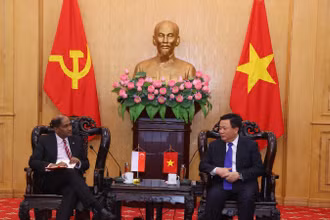 Đồng chí Nguyễn Xuân Thắng tiếp ngài Jaya Ratnam, Đại sứ đặc mệnh toàn quyền Cộng hòa Singapore tại Việt Nam.