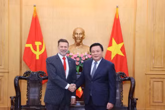 Đồng chí Nguyễn Xuân Thắng, Ủy viên Bộ Chính trị, Giám đốc Học viện Chính trị quốc gia Hồ Chí Minh, Chủ tịch Hội đồng Lý luận Trung ương và ngài Andrew Goldzinowski, Đại sứ Đặc mệnh toàn quyền Australia tại Việt Nam.