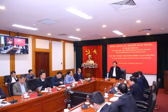 Đồng chí Nguyễn Xuân Thắng, Ủy viên Bộ Chính trị, Giám đốc Học viện Chính trị quốc gia Hồ Chí Minh, Chủ tịch Hội đồng Lý luận Trung ương, phát biểu ý kiến chỉ đạo tại buổi làm việc với Ban Giám đốc, Đảng ủy Học viện Hành chính và Quản trị công.