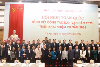 Các đại biểu chụp ảnh lưu niệm tại hội nghị.