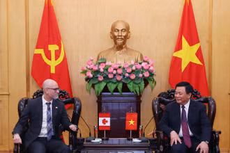 Đồng chí Nguyễn Xuân Thắng, Ủy viên Bộ Chính trị, Giám đốc Học viện Chính trị quốc gia Hồ Chí Minh, Chủ tịch Hội đồng Lý luận Trung ương tiếp và làm việc với ngài Đại sứ đặc mệnh toàn quyền Canada tại Việt Nam Shawn Perry Steil. 