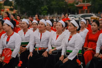 Đại biểu, khách mời phụ nữ dân tộc thiểu số hành động vì bình đẳng giới tại liên hoan.