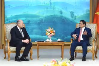 Thủ tướng Phạm Minh Chính tiếp Thượng tướng Kurenkov Aleksandr Vyacheslavovich, Bộ trưởng Tình trạng khẩn cấp Liên bang Nga. (Ảnh: TRẦN HẢI)