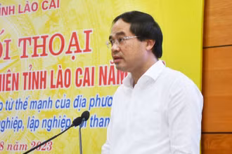 Chủ tịch Ủy ban nhân dân tỉnh Lào Cai Trịnh Xuân Trường gặp gỡ, đối thoại với đoàn viên, thanh niên. (Ảnh: THẢO CHÂU)