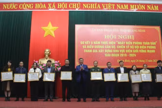 Chủ tịch Ủy ban nhân dân tỉnh Quảng Bình Trần Thắng trao bằng khen cho các tập thể, cá nhân có thành tích xuất sắc.
