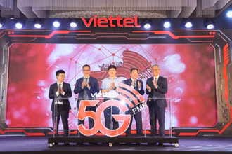 Các đại biểu khai trương mạng di động 5G dùng riêng.