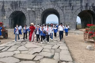 Học sinh tìm hiểu về cổng phía nam Thành nhà Hồ cùng con đường Hòe Nhai lịch sử.