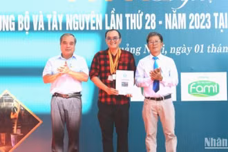 Trao Huy chương Vàng cho tác phẩm bộ ảnh “Đà Nẵng thành phố của những cây cầu” của tác giả Lê Quang Thiện (Đà Nẵng).
