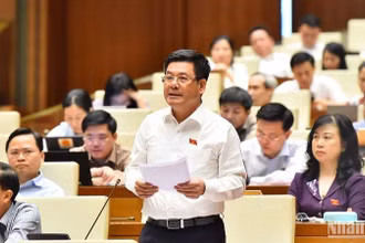 Bộ trưởng Công thương Nguyễn Hồng Diên làm rõ một số vấn đề đại biểu Quốc hội nêu trong phiên thảo luận ở hội trường chiều 1/6. (Ảnh: THỦY NGUYÊN)