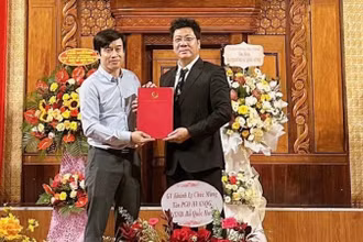 Tiến sĩ, NSND Quốc Hưng (bên phải) nhận quyết định bổ nhiệm.