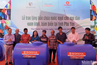 Các đại biểu trao bồn chứa nước ngọt hỗ trợ cho ngư dân Phú Yên vươn khơi bám biển.