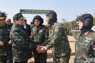 Thủ tướng Phạm Minh Chính thăm hỏi, động viên các đơn vị tham gia diễn tập. (Ảnh: TRẦN HẢI)