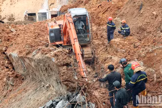 Triển khai công tác cứu hộ tìm kiếm nạn nhân bị vùi lấp tại hiện trường vụ sạt lở đất ở Đà Lạt. (Ảnh: MAI VĂN BẢO)