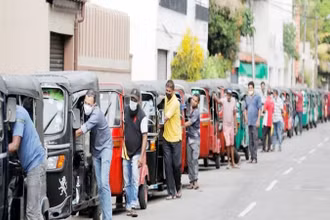 Ảnh minh họa: Dòng xe xếp hàng chờ đổ xăng ở thủ đô Colombo. (Ảnh: REUTERS)