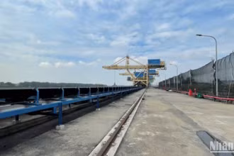Khu vực cảng tiếp nhận than tại Nhà máy nhiệt điện Thái Bình 2 luôn được vệ sinh sạch sẽ, hạn chế tối đa phát tán bụi ra môi trường.
