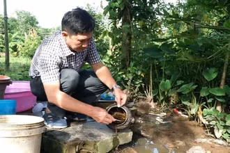 Cán bộ Trung tâm Kiểm soát bệnh tật tỉnh Đắk Lắk điều tra môi trường chung quanh nhà bệnh nhân sinh sống. (Ảnh: Quang Nhật)