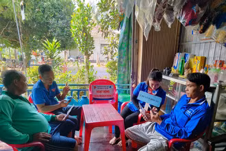 Đoàn viên xã Tân Hội, thành phố biên giới Hồng Ngự, Đồng Tháp, triển khai, hướng dẫn cài đặt ứng dụng chuyển đổi số.