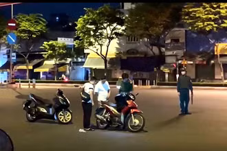 Cơ quan chức năng khám nghiệm hiện trường sau vụ việc. (Ảnh: CTV)