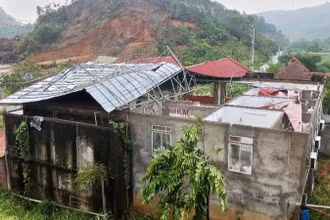 Nhà dân ở huyện Bảo Yên bị lốc xoáy hư hỏng. (Ảnh: TRỊNH DUYÊN)