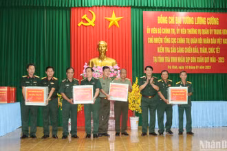 Đại diện các đơn vị lực lượng vũ trang tỉnh Trà Vinh nhận quà Tết của Bộ Quốc phòng.