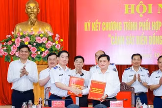 Ký kết chương trình phối hợp thực hiện công tác dân vận “Cảnh sát biển đồng hành với ngư dân". (Ảnh: Thành Duy)