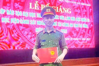 Đồng chí Trần Trung Hiếu nhận văn bằng tốt nghiệp Học viện Cảnh sát nhân dân.