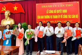Lãnh đạo Thành ủy Cần Thơ trao các quyết định cho các bộ.